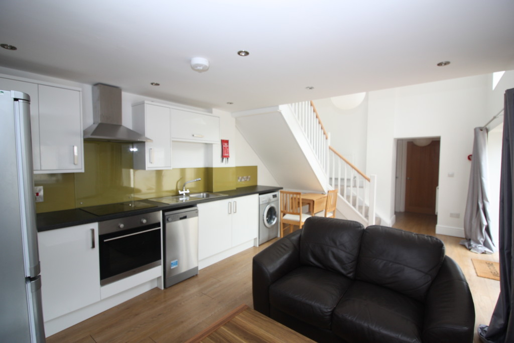 2 bed flat to rent in Clifton Rd 1