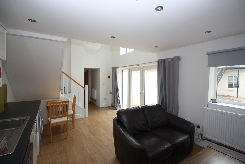 2 bed flat to rent in Clifton Rd 2