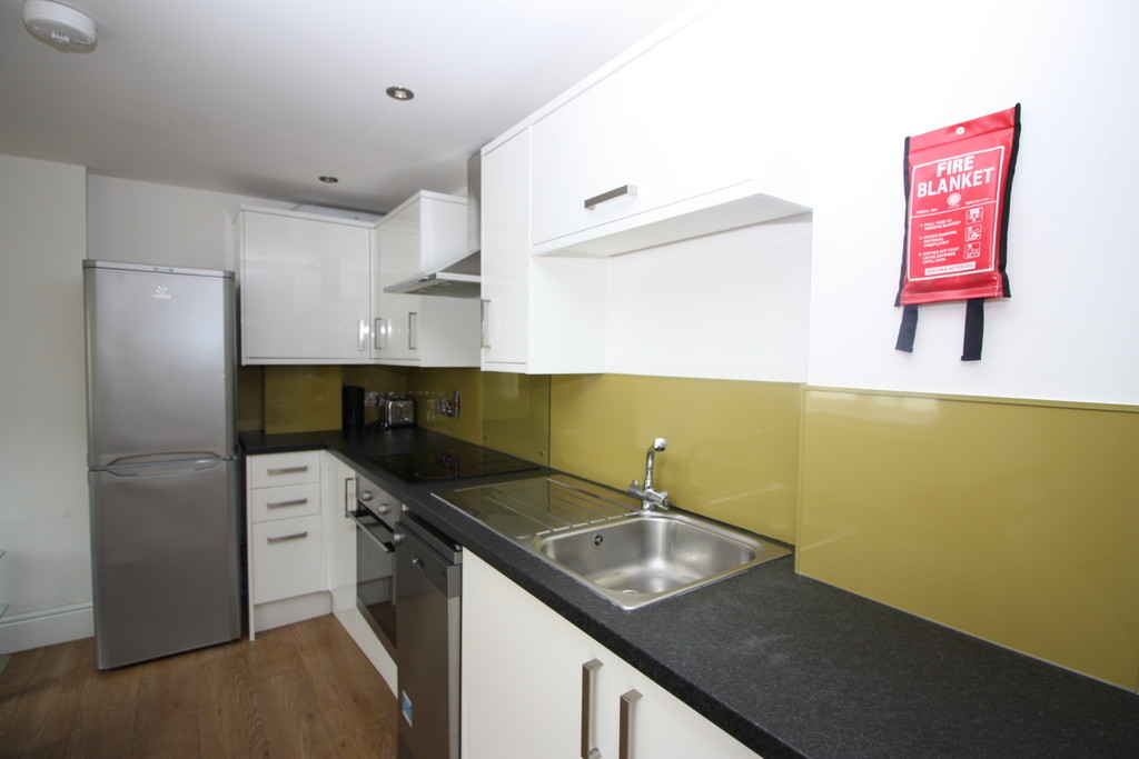 2 bed flat to rent in Clifton Rd 3