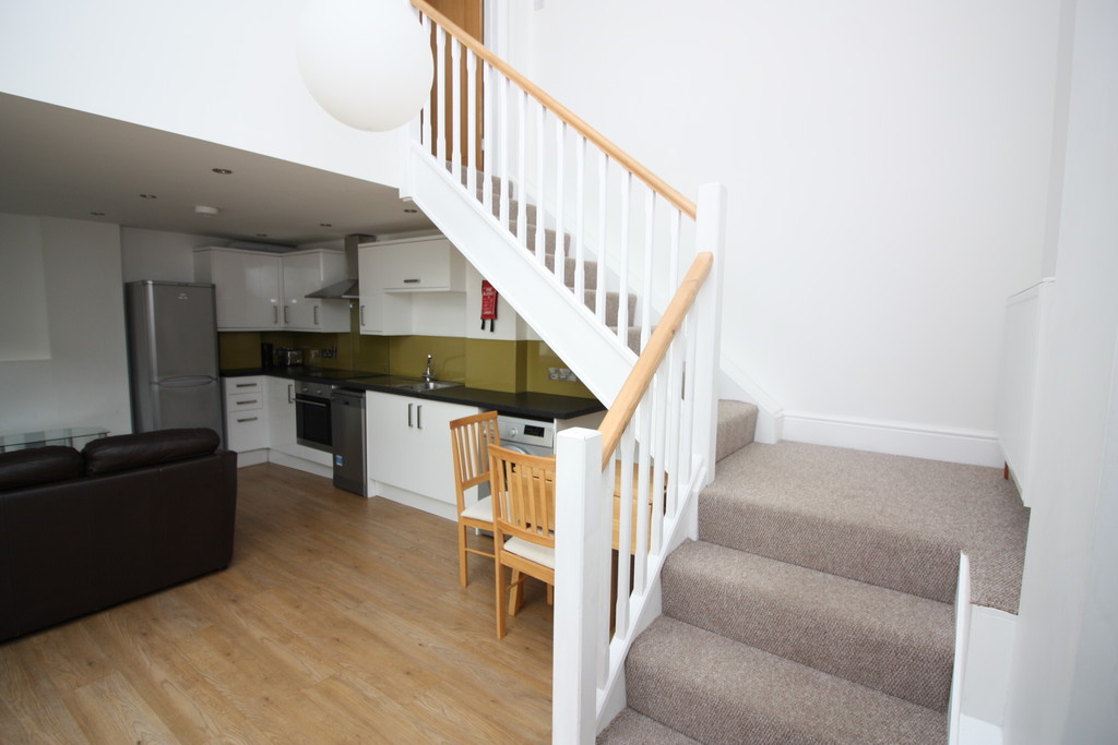 2 bed flat to rent in Clifton Rd 4