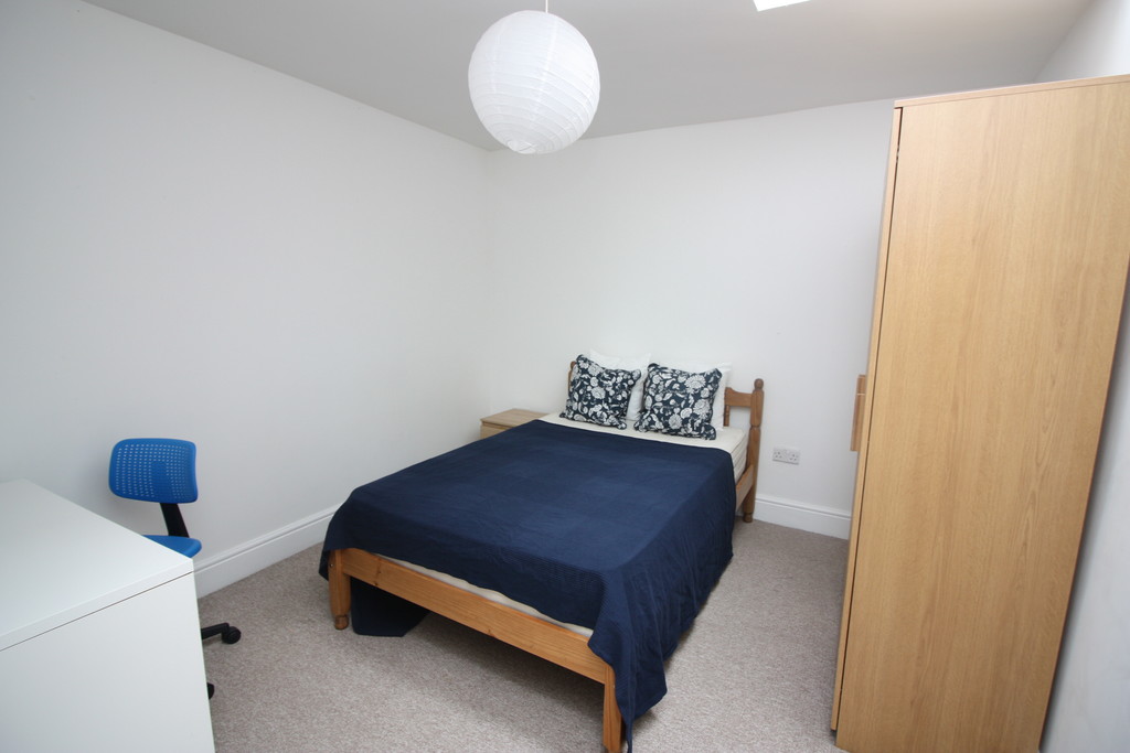 2 bed flat to rent in Clifton Rd 7