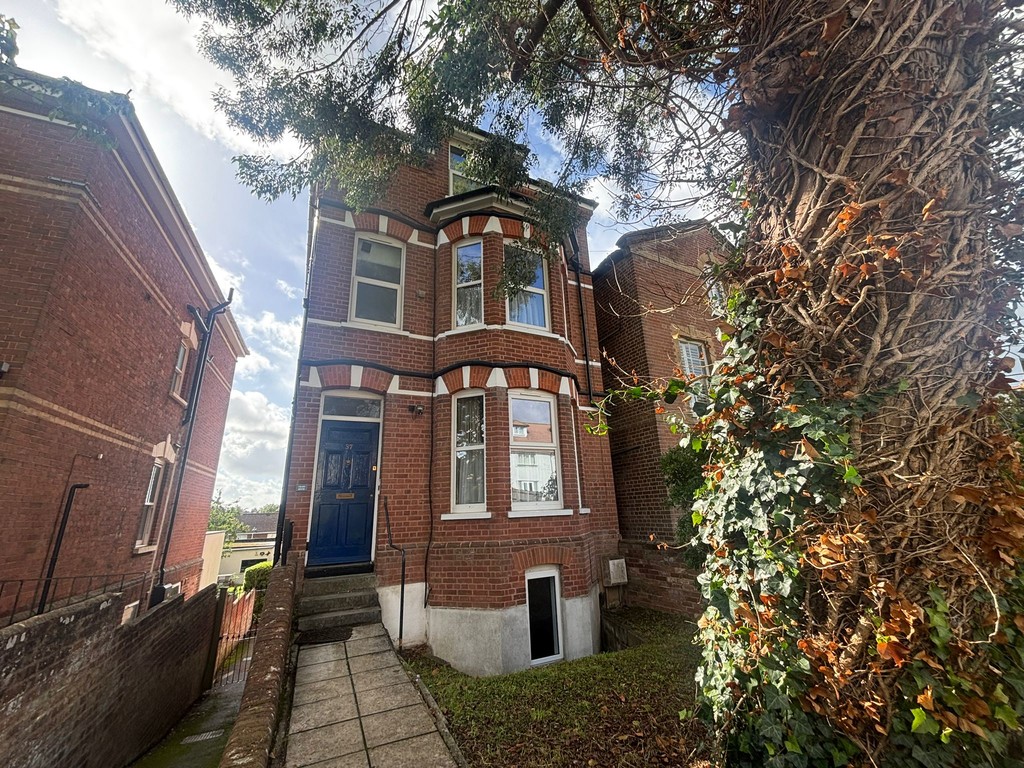 6 bed detached house to rent in Union Road, Exeter