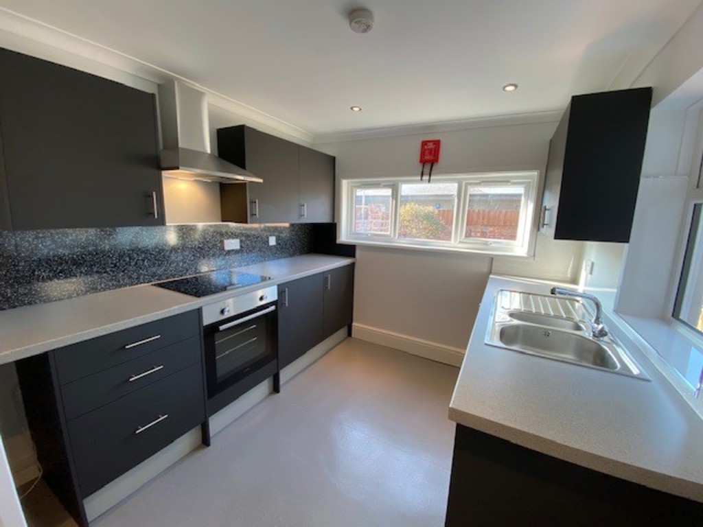 STUDENT PROPERTY 2025/2026
£210 per week per person, Excluding Bills
Rent advertised is per person2 double bedrooms. This house has so much living space with smart kitchen, Dining Room and Lounge. Double glazing and gas central heating and 'WOW' factor bathroom.