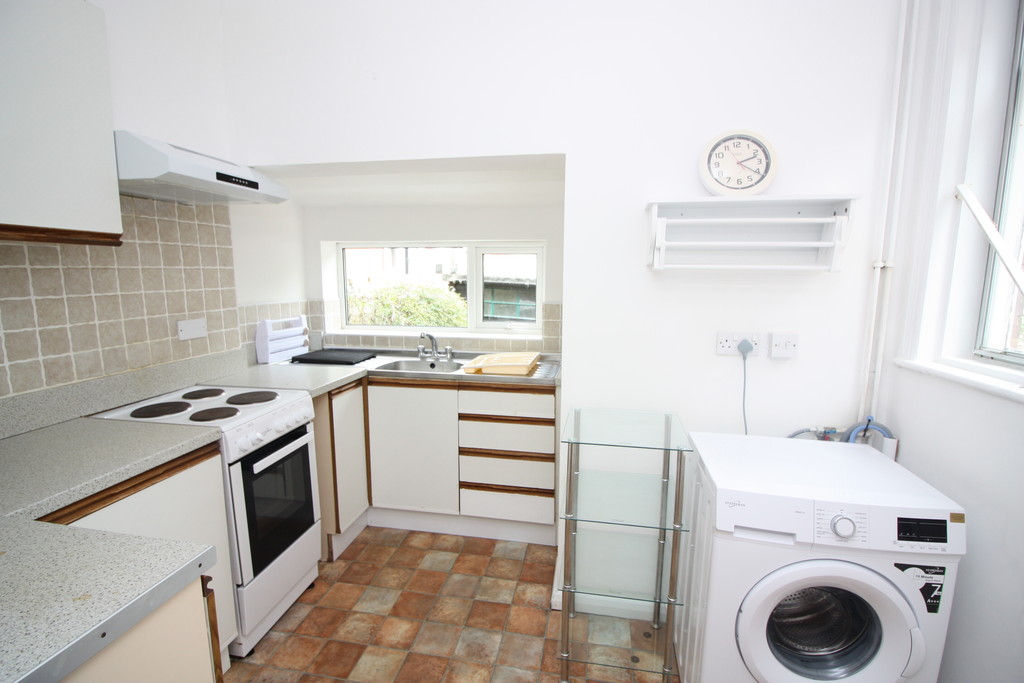 4 bed terraced house to rent in Monks Road, Exeter 2