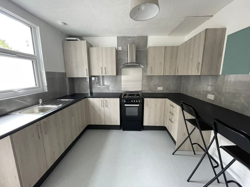 STUDENT PROPERTY 2024/2025
£165 per week per person
Rent advertised is per personBeautifully presented 3 bedroom 3 storey town house, with stunning views over the River Exe. if you are looking to be away from the busy student area, this is the house for you. 5 minute walk to the city centre.