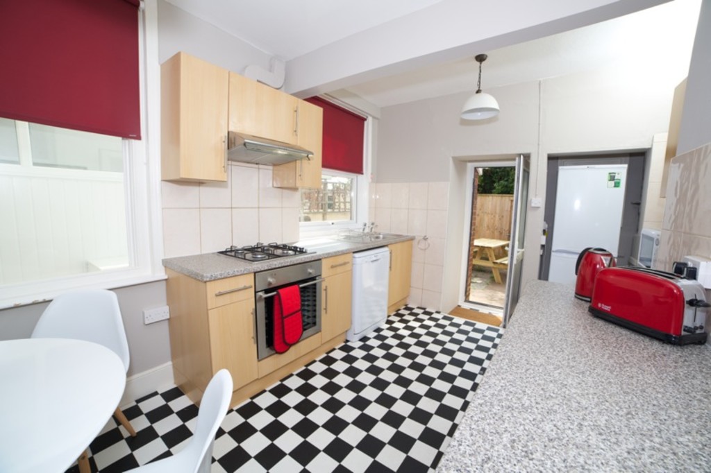 4 bed terraced house to rent in Danes Road