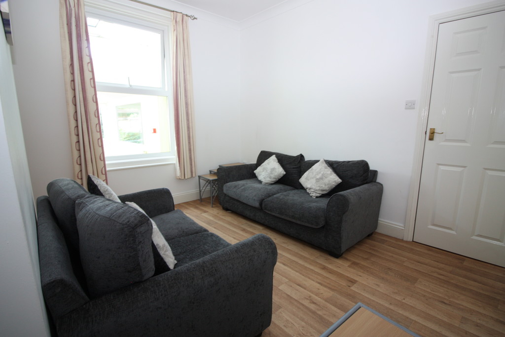 5 bed terraced house to rent in Portland Street