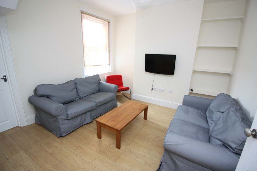 4 bed terraced house to rent in Manston Road  - Property Image 2