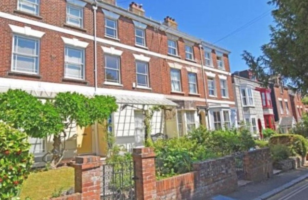 STUDENT PROPERTY 2024/2025
£135 per week per person
Rent advertised is per personA substantial 6 bedroom mid-terraced house arranged over four floors, situated within walking distance of both Streatham & St Lukes campuses as well an easy 10 minute stroll to the city centre.