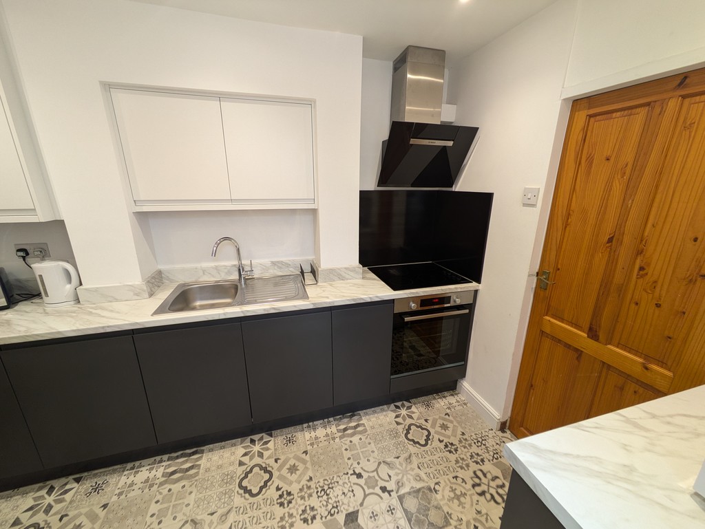 5 bed terraced house to rent in Well Street