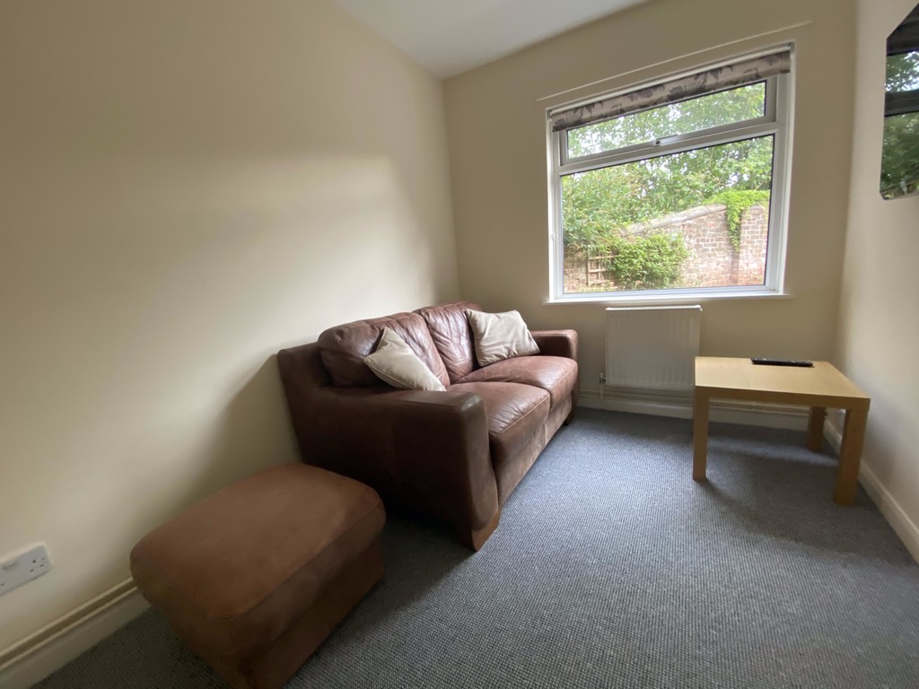 2 bed flat to rent in Mowbray Avenue, Exeter 1