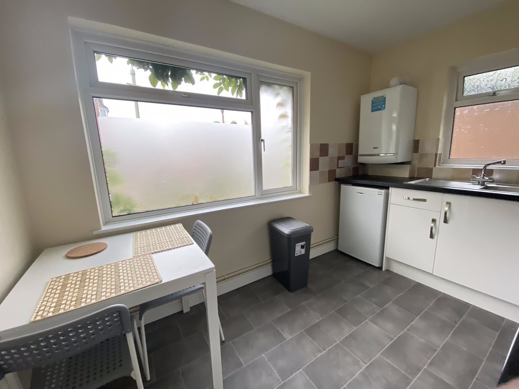 2 bed flat to rent in Mowbray Avenue, Exeter 2