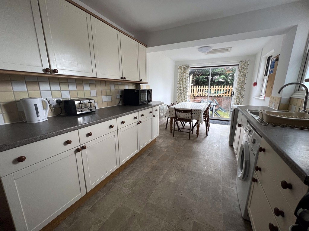 6 bed terraced house to rent in Elmside