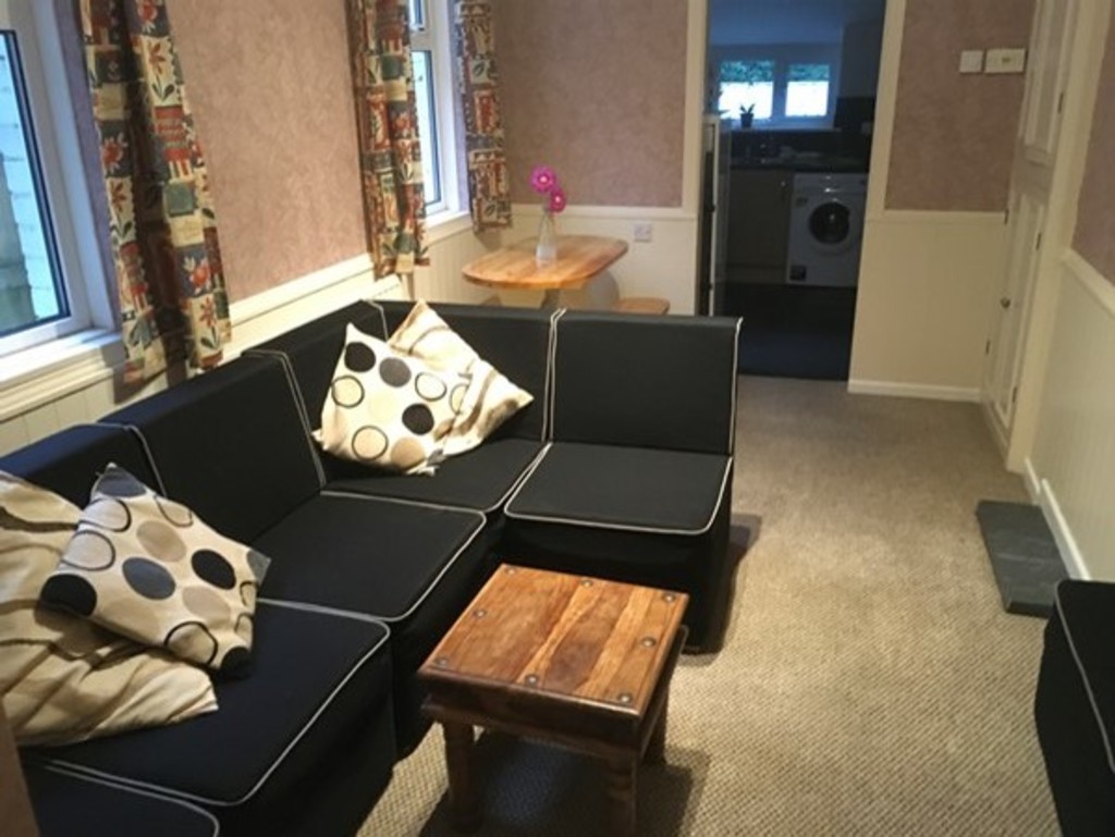 5 bed terraced house to rent in Monks Road, Exeter 1