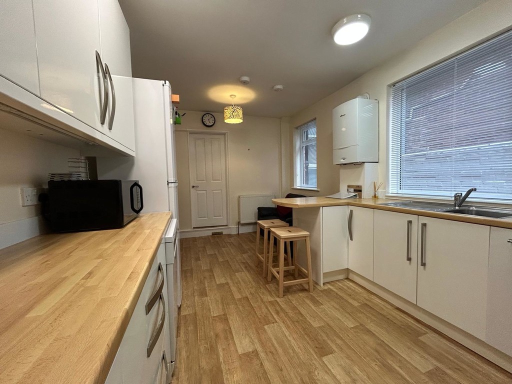 5 bed terraced house to rent in Priory Road, Exeter