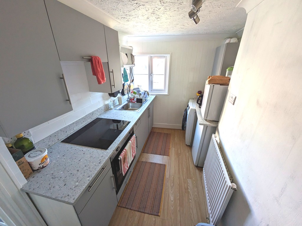 2 bed maisonette to rent in Grosvenor Place, Exeter  - Property Image 3