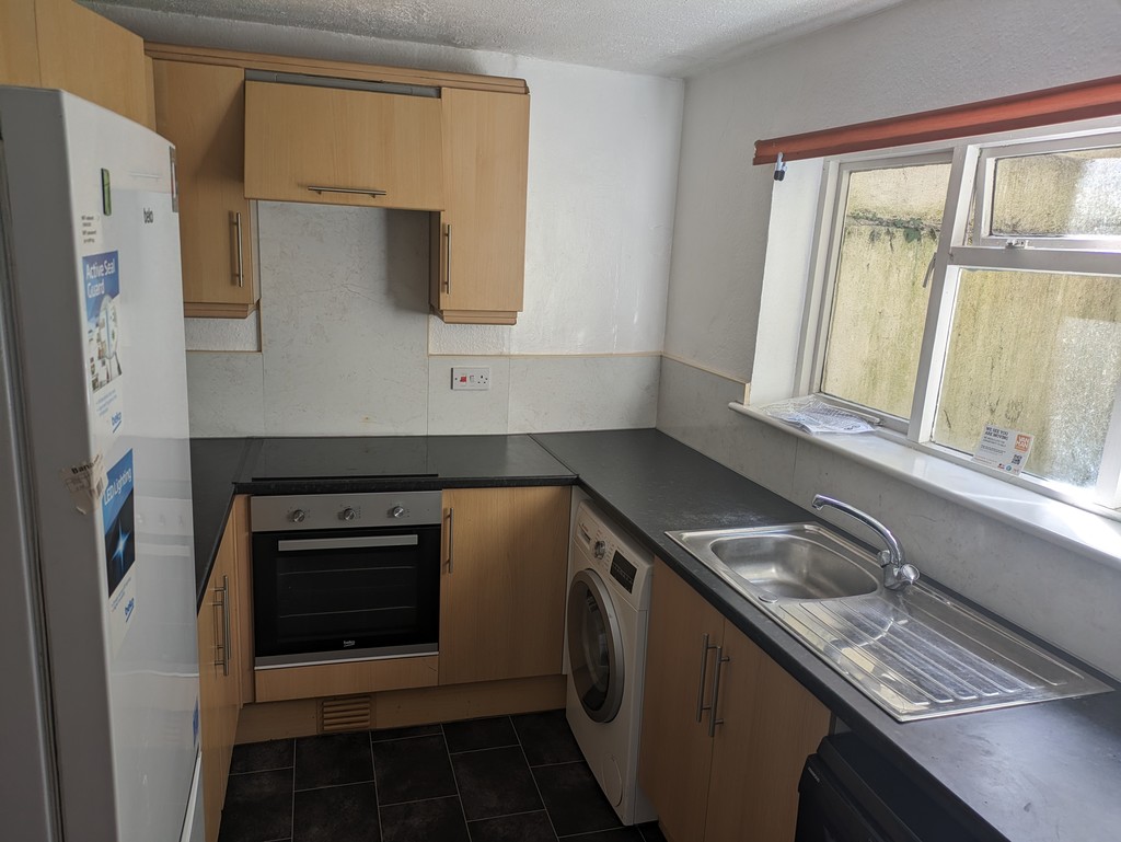 4 bed terraced house to rent in New North Road, Exeter 1