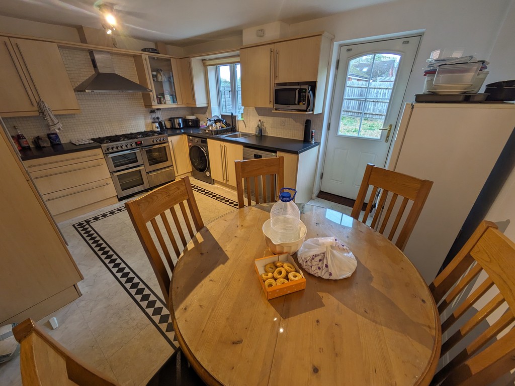5 bed town house to rent in Fleming Way, Exeter 1