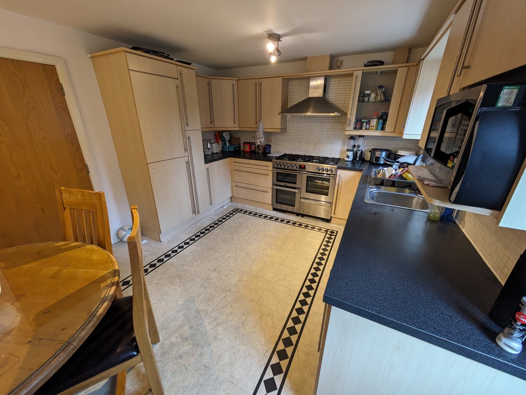5 bed town house to rent in Fleming Way, Exeter 2
