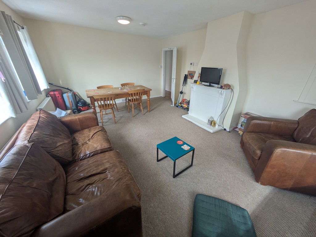 STUDENT PROPERTY 2025/2026
£130 per week per person, Including Bills
Rent advertised is per person4 bedrooms available in this bright and spacious 4 Bedroom student flat, located within comfortable walking distance of both St Lukes & Streatham Campus as well as the RD&E. The flat benefits from a large sociable lounge/diner, 4 double bedrooms, kitchen, bathroom & a separate toilet. The rent includes gas, electric, water & WIFI.