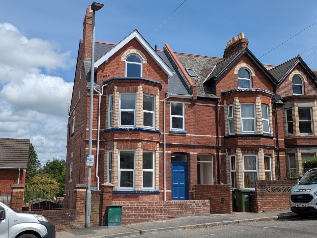 STUDENT PROPERTY 2025/2026
£170 per week per person, Excluding Bills
Rent advertised is per personA stunning ground floor student flat that has just undergone a full refurbishment. The accommodation has an open plan kitchen, diner and lounge, modern bathroom and two double bedrooms.