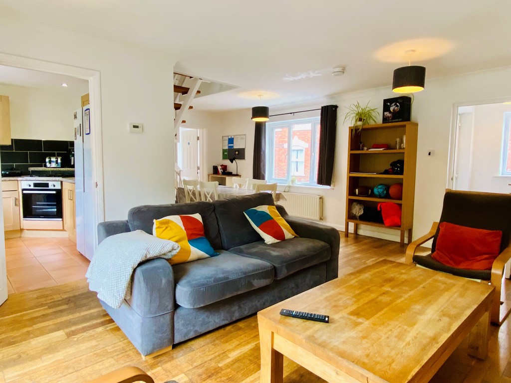 STUDENT INVESTMENT PROPERTY - FIVE BEDROOM licenced HMO in Prime Location. Currently occupied and pre-let for 2024-2025 academic year producing an annual income of £43,200.