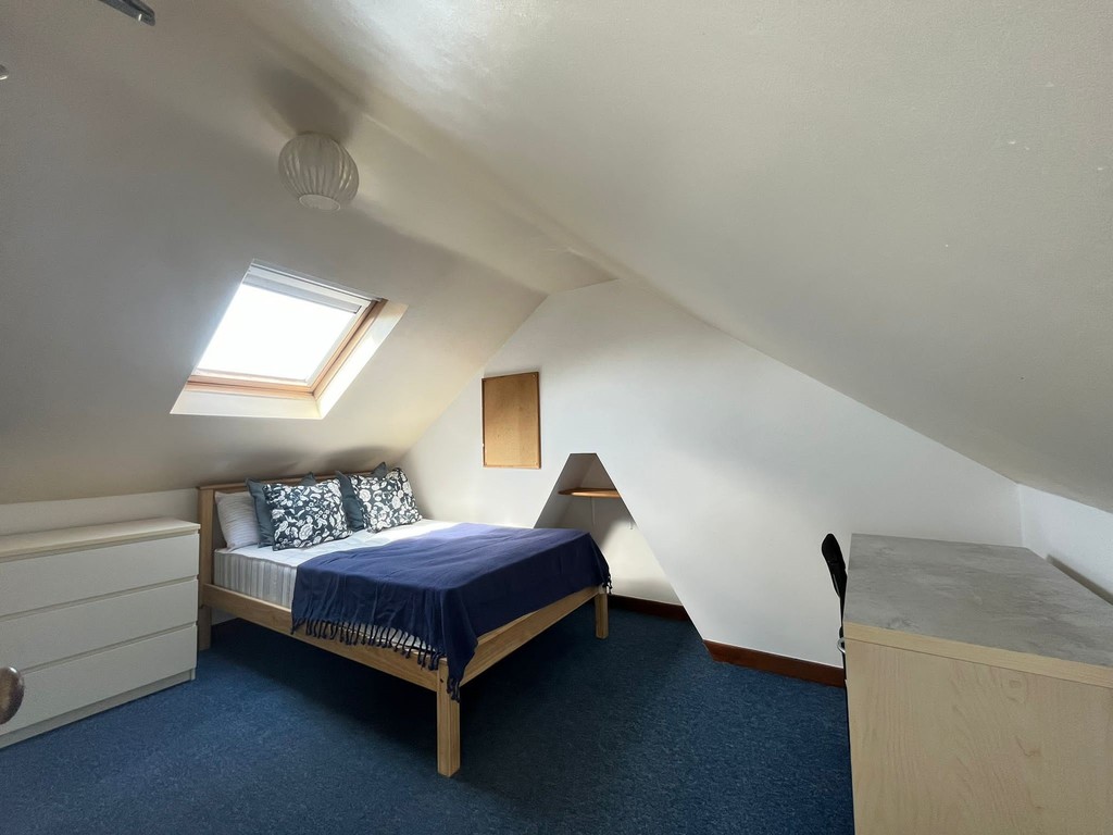 STUDENT INVESTMENT PROPERTY - A fine FOUR bedroom HMO investment within a PRIME student location being a short distance away from the main Streatham campus of the University of Exeter and additionally the City centre facilities.