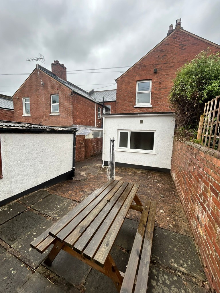 STUDENT INVESTMENT PROPERTY - FOUR BEDROOM licenced HMO in Prime Location. Currently occupied and pre-let for 2025-2026 academic year producing an annual income of £26,880