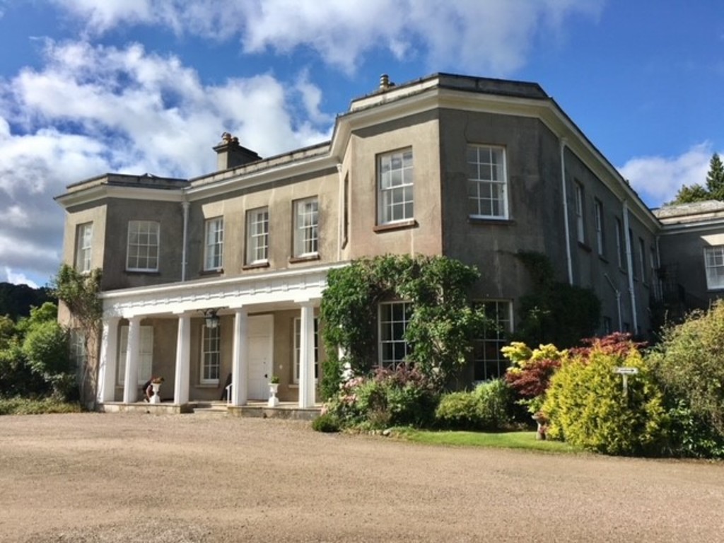A fantastic and spacious 2 double bedroom first floor apartment in this wonderful converted Grade II Listed mansion house. Benefits include use of the beautiful mature communal grounds, a tennis court and croquet lawn, secret garden and pond. Approx. 2 miles from the popular village of Kenton and 5 miles from A380.