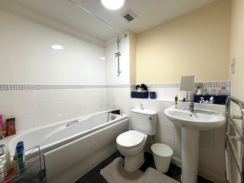2 bed apartment to rent in Constantine House, New North Road  - Property Image 8