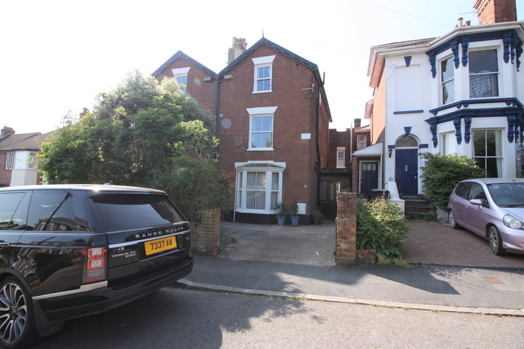 4 bed semi-detached house to rent in South Avenue, Exeter, EX1 18