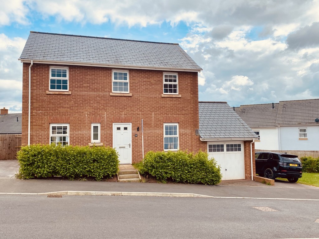 3 bed detached house for sale in Tarka Way, Crediton - Property Image 1