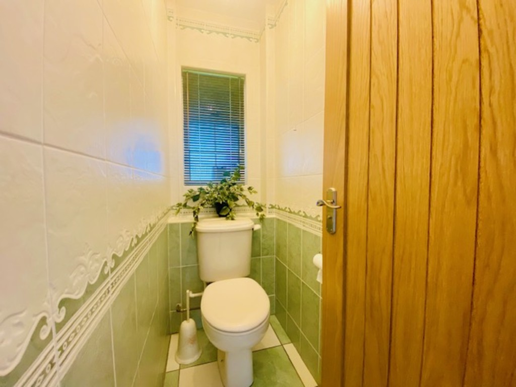 4 bed detached bungalow to rent in Moorlake, CREDITON 18