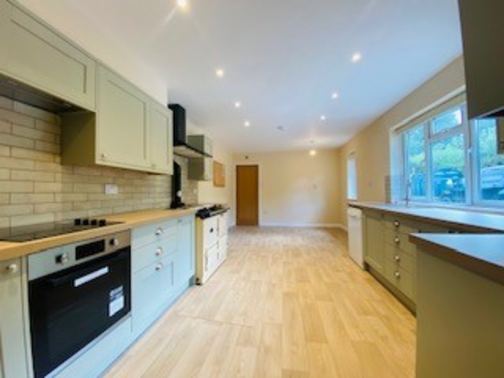 5 bed detached house to rent  - Property Image 2