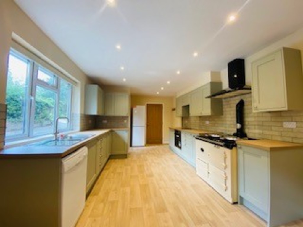 5 bed detached house to rent  - Property Image 6