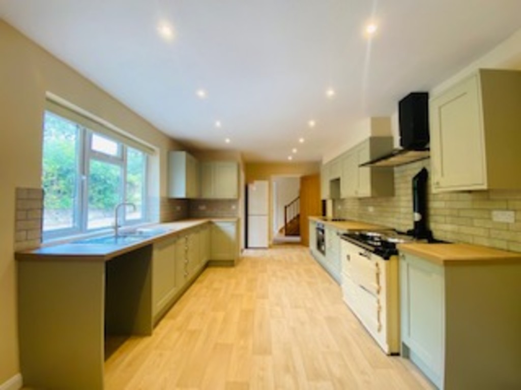 5 bed detached house to rent  - Property Image 3