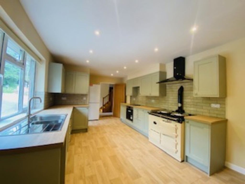 5 bed detached house to rent  - Property Image 5