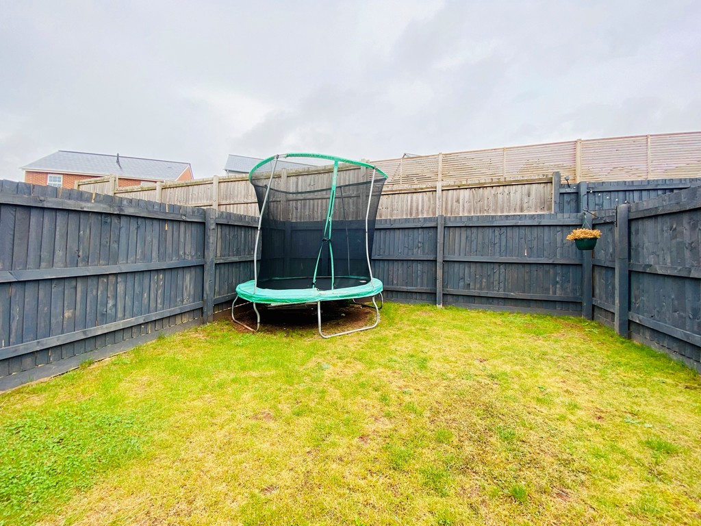 3 bed end of terrace house for sale in Tarka Way  - Property Image 14