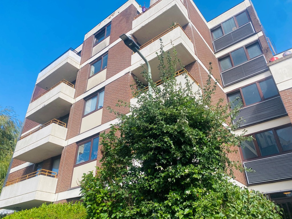 2 bed apartment for sale in Belmont House, Silver Lane - Property Image 1