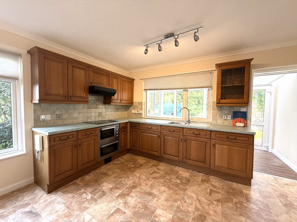 3 bed detached bungalow to rent in Morchard Bishop 4