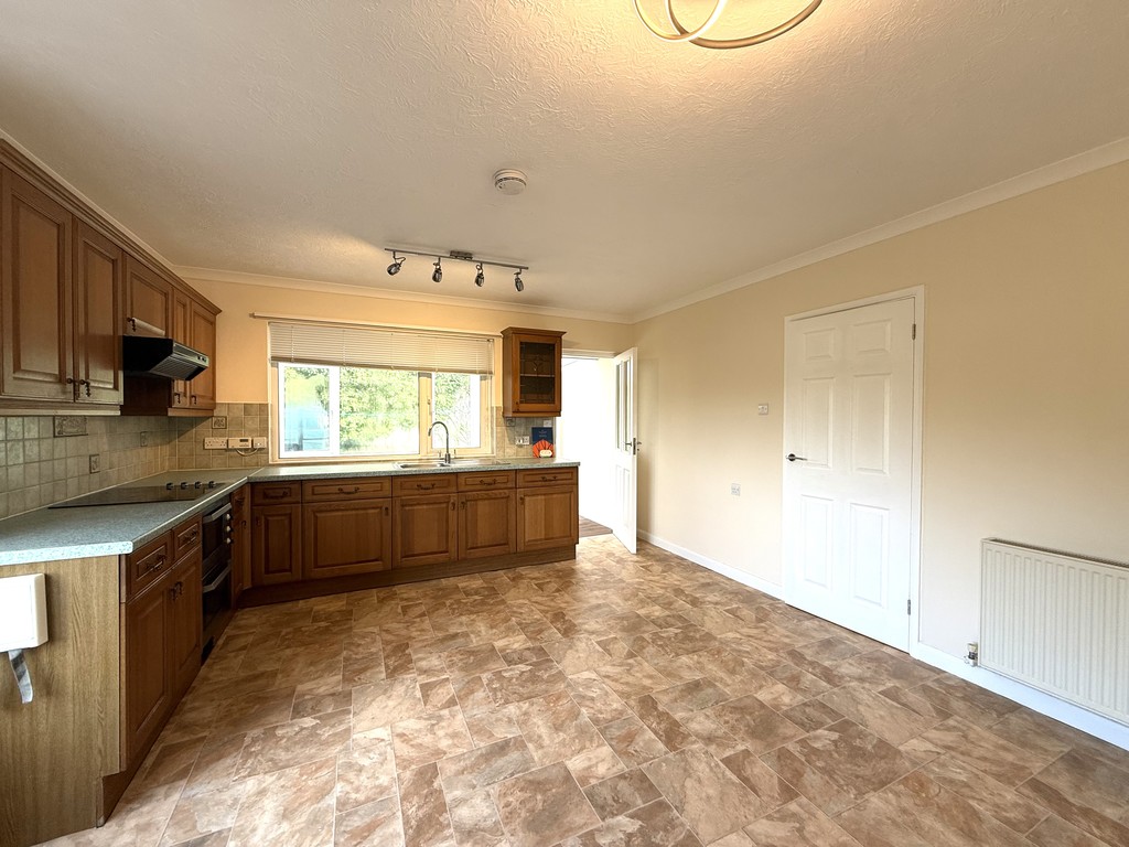 3 bed detached bungalow to rent in Morchard Bishop 5