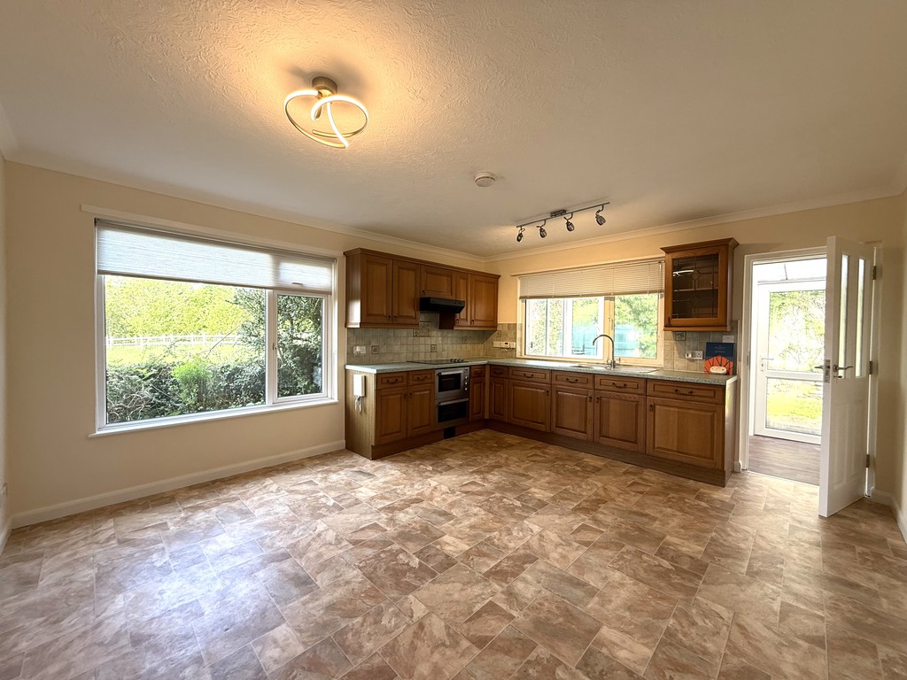 3 bed detached bungalow to rent, Crediton  - Property Image 2