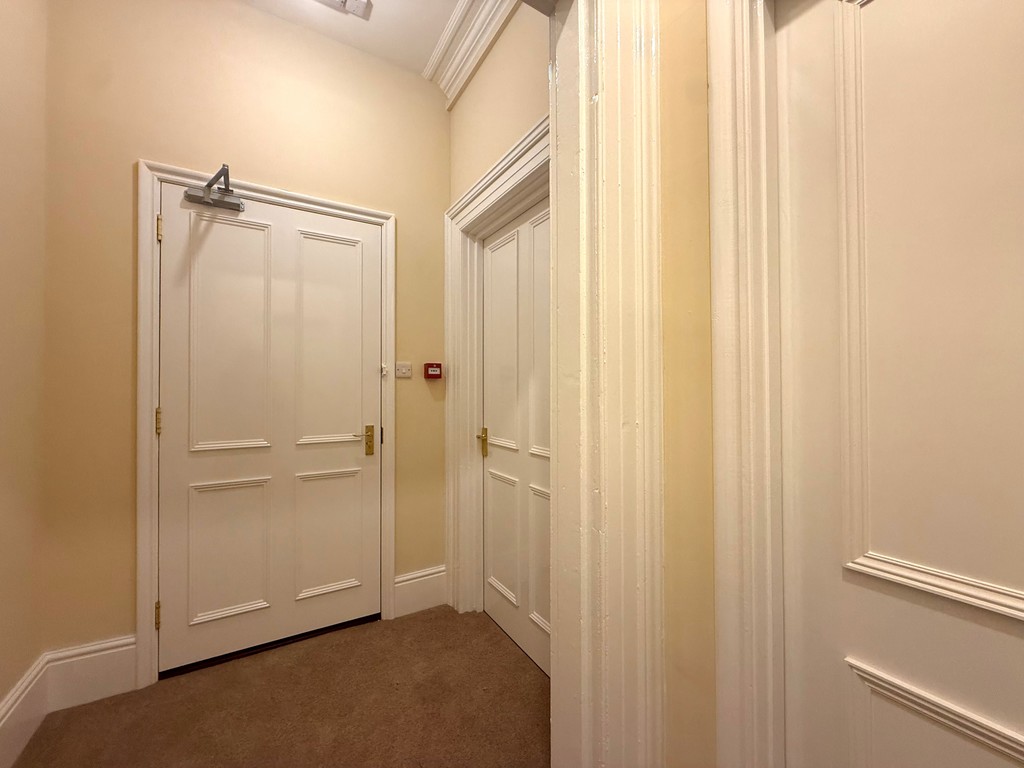 2 bed ground floor flat to rent in New North Road, Exeter 4