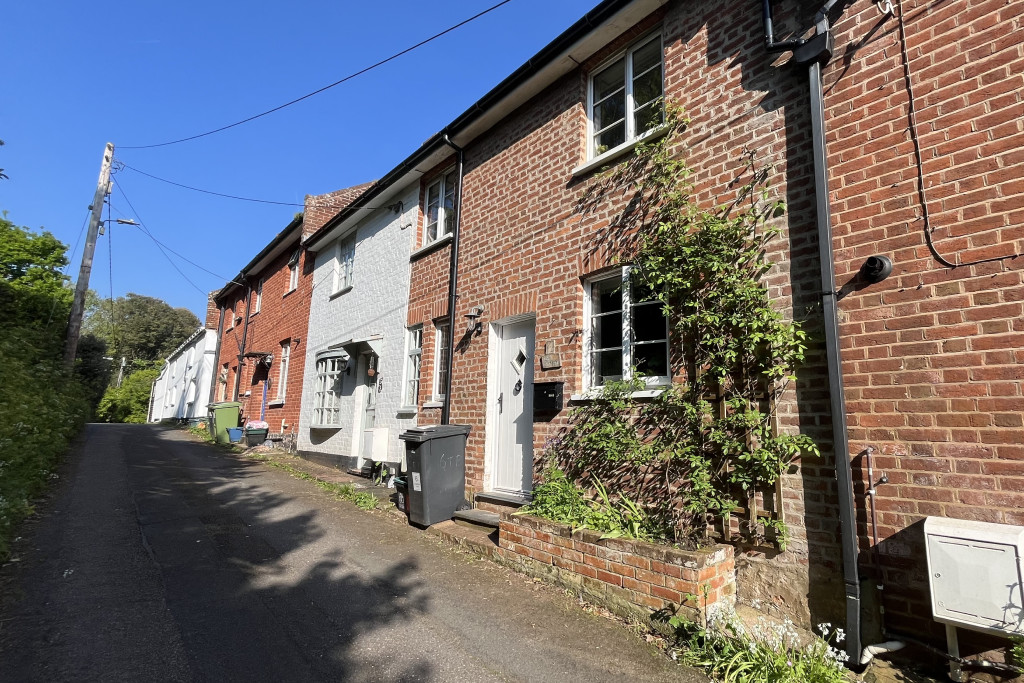 2 bed terraced house to rent in Torrington Place, Kenton, EX6 - Property Image 1