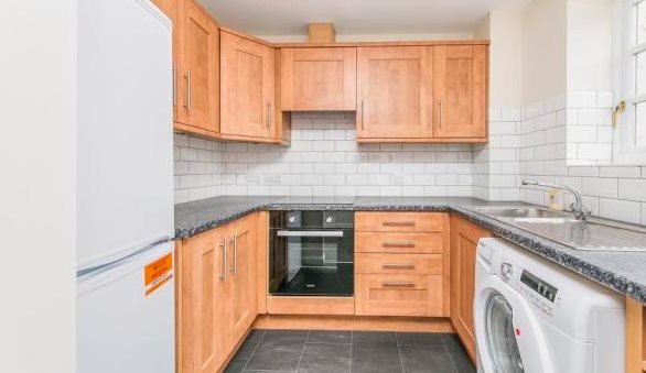 3 bed flat to rent in Albany Gardens, Hythe  - Property Image 3