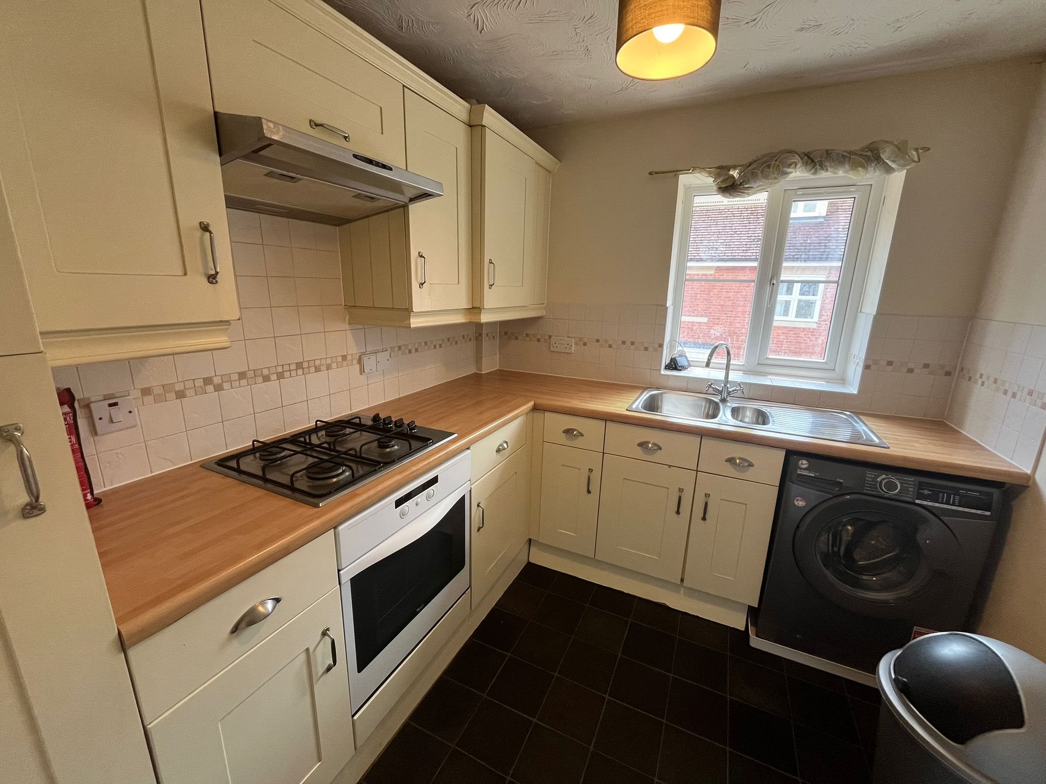 2 bed maisonette to rent in Hatcher Crescent  - Property Image 2