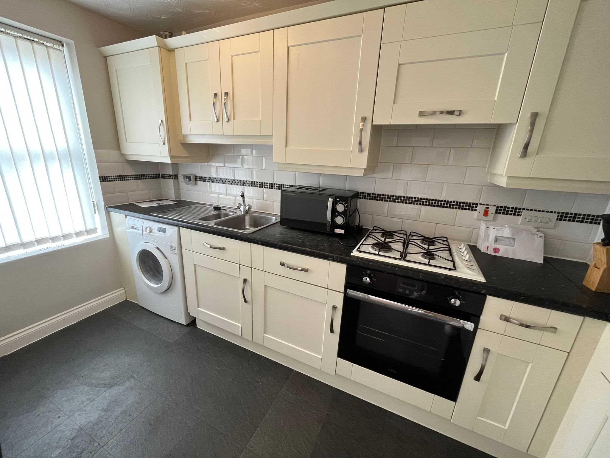 4 bed house to rent in Hesper Road 5