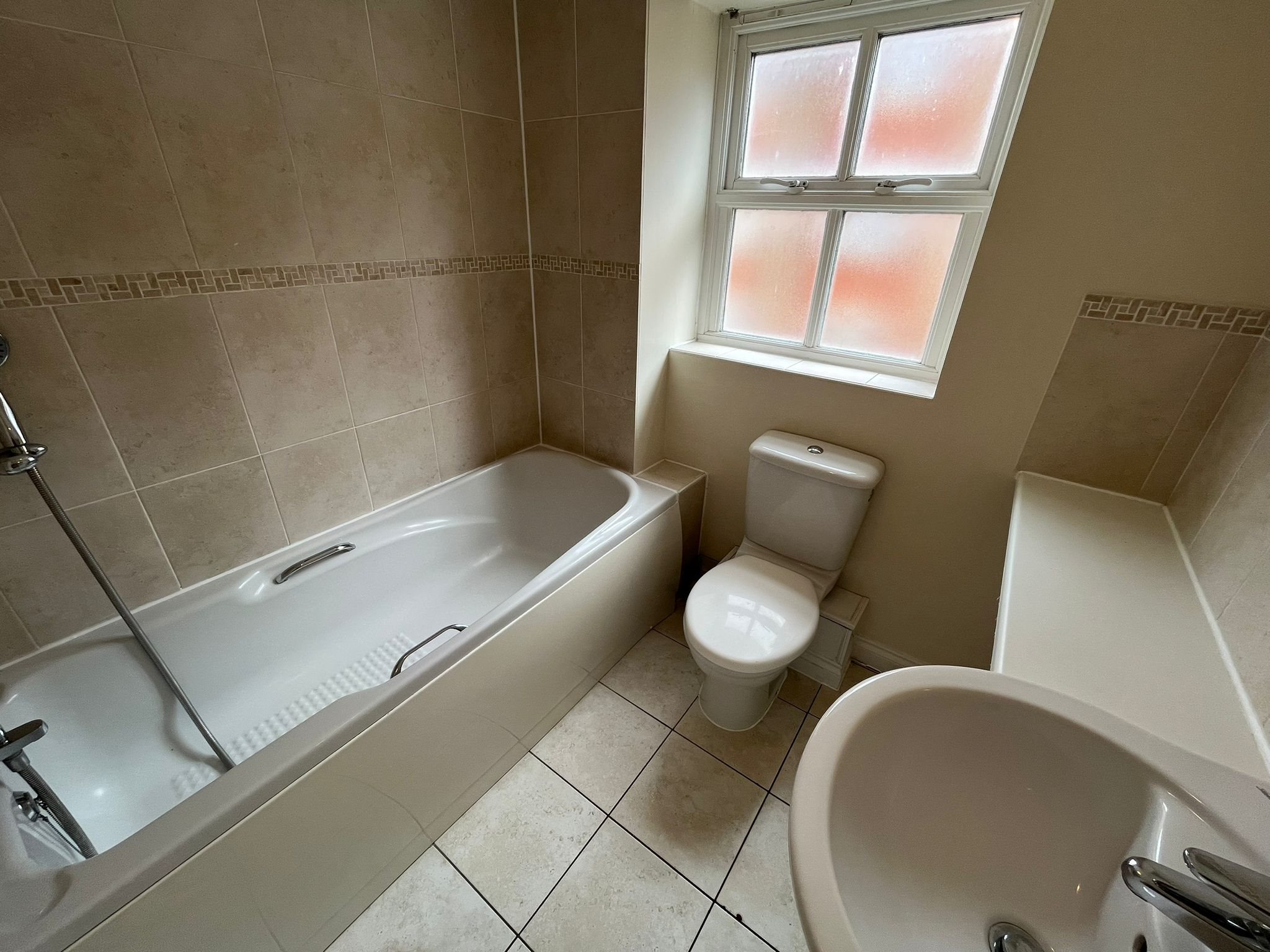 4 bed house to rent in Hesper Road  - Property Image 7