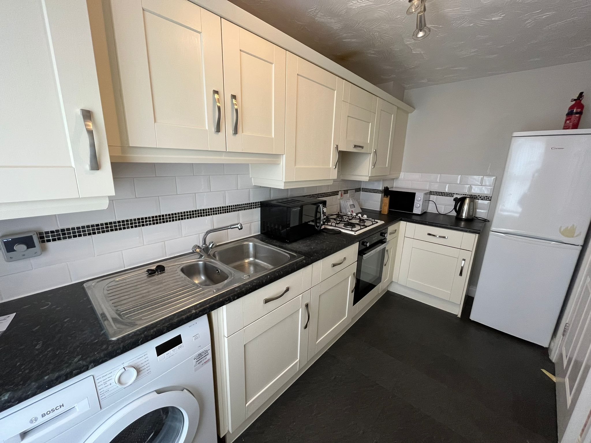 4 bed house to rent in Hesper Road 2