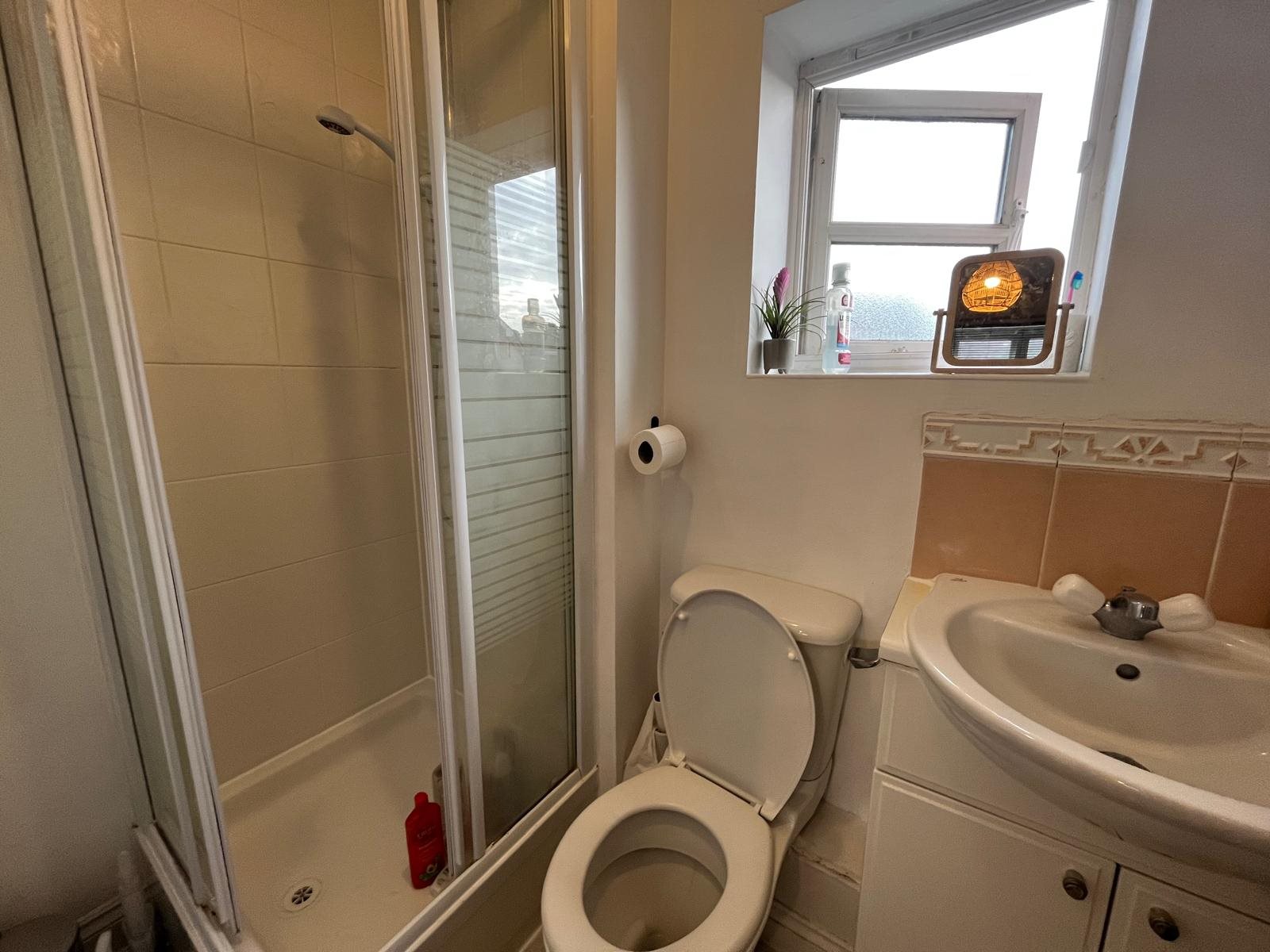 1 bed house / flat share to rent in Hatcher Crescent  - Property Image 3
